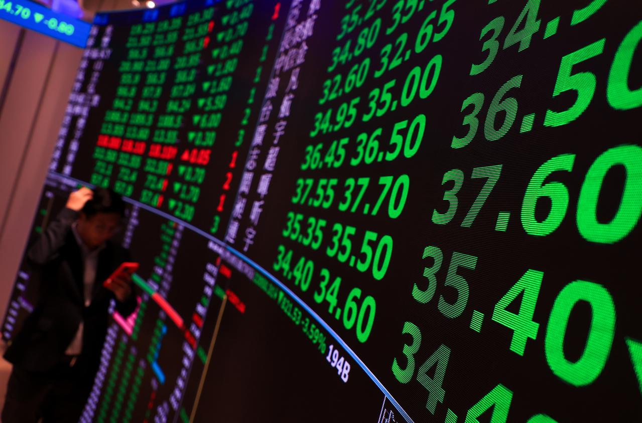 “双碳”目标下，绿色能源相关期货品种（如碳酸锂、工业硅）迎来新机遇？