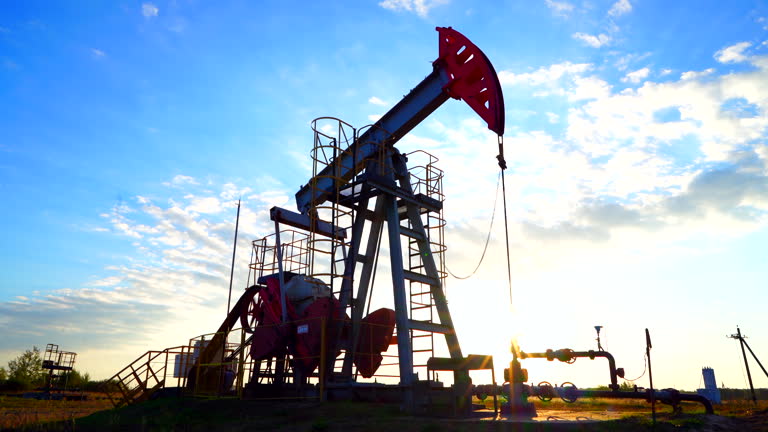 WTI 原油宽幅震荡，地缘溢价与全球需求预期相互拉扯